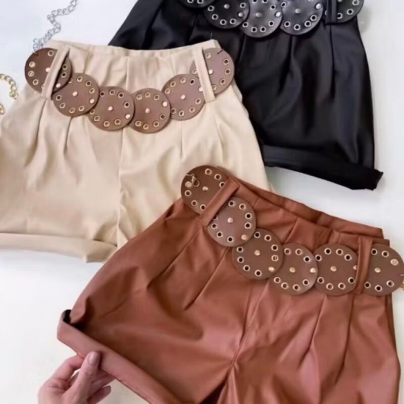Shorts couro - acompanha cinto de corrente.