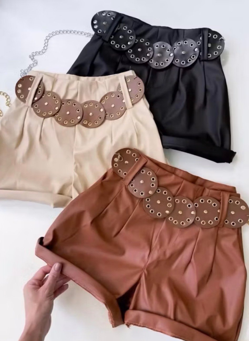 Shorts couro - acompanha cinto de corrente.